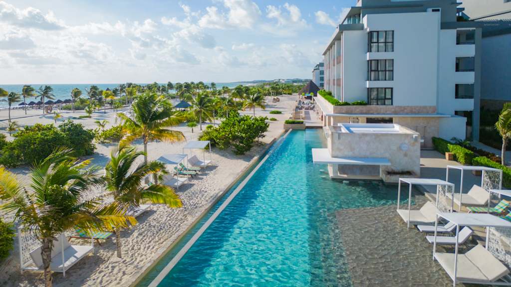 Majestic Elegance Costa Mujeres