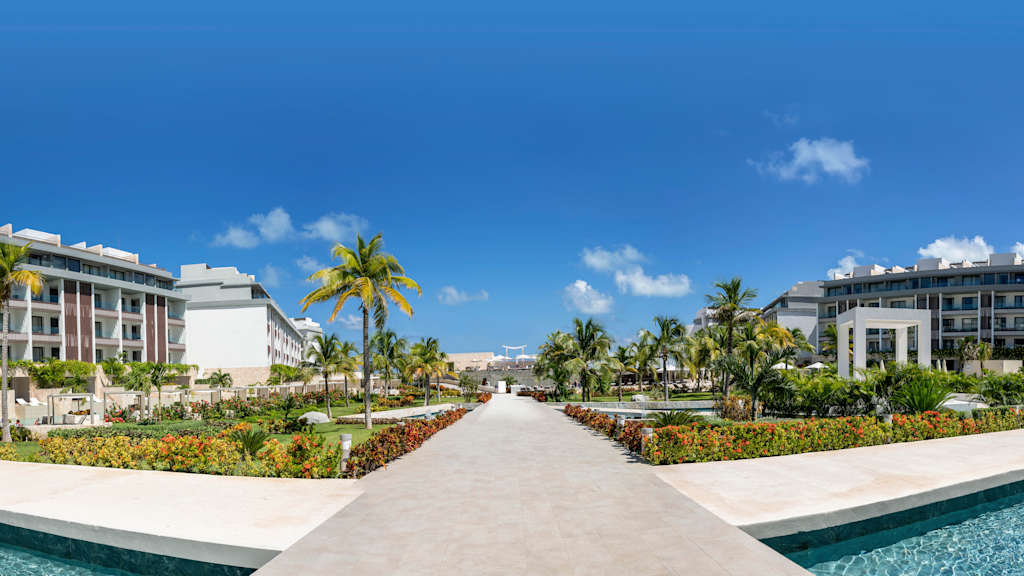 Majestic Elegance Costa Mujeres