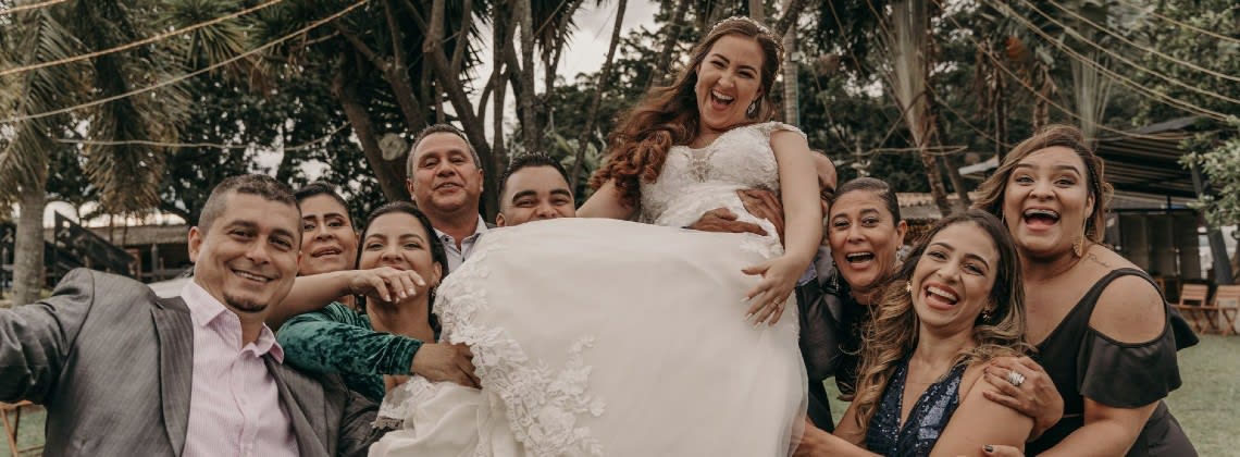 Le guide de voyage par excellente des invités du mariage à destination