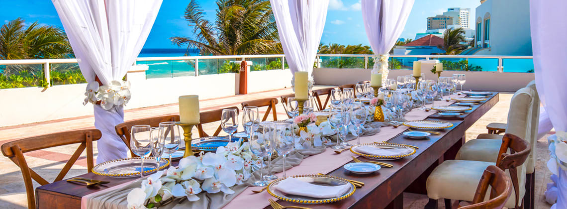 Agencements de table tropicaux pour votre mariage à destination