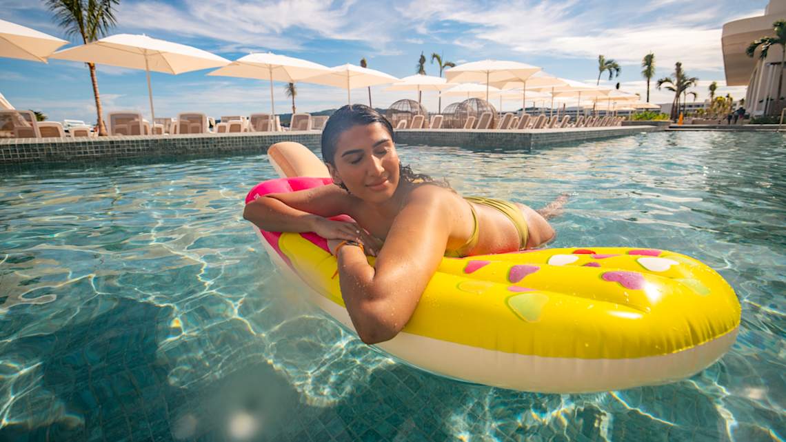 Vacations for singles image