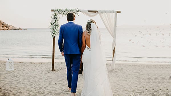 Blog: What’s the best way to transport a wedding dress or suit? image