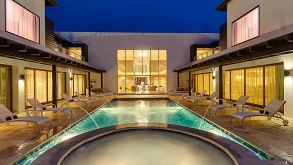 Blog : Stay in an ultra-luxurious mansion in paradise image