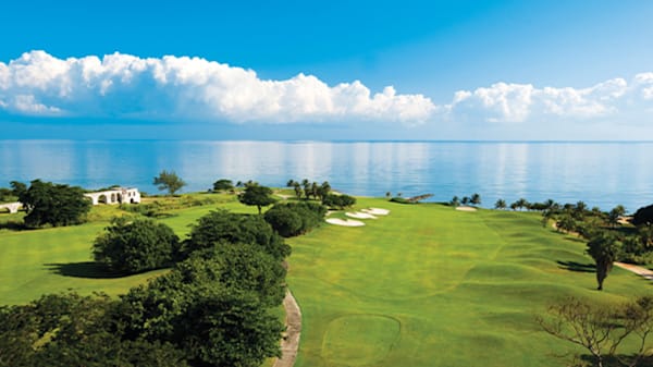 Blog : Tee off on world-class golf courses in Runaway Bay image