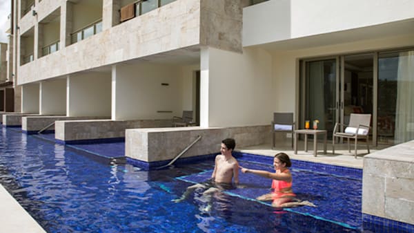 Blog : Swim-up with the family at Royalton Bavaro Resort and Spa image