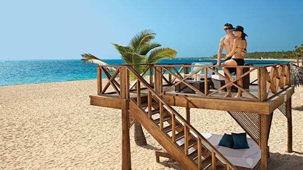 Blog: Rent a private two-level Bali bed by the beach image